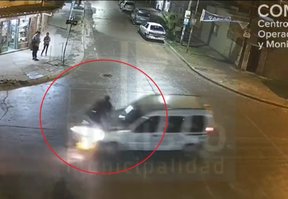 VIDEO: Un motociclista y su acompañante volaron al ser chocados por una camioneta