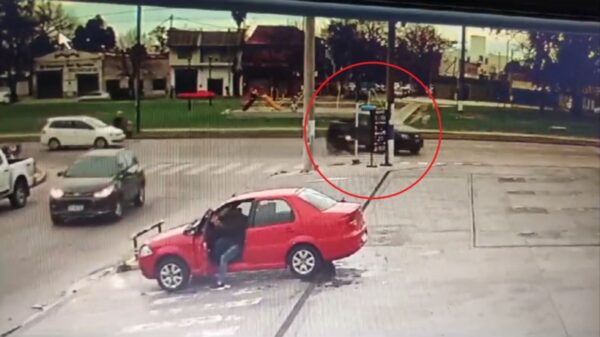 VIDEO: La increíble maniobra de un conductor que casi le cuesta la vida a un joven en moto