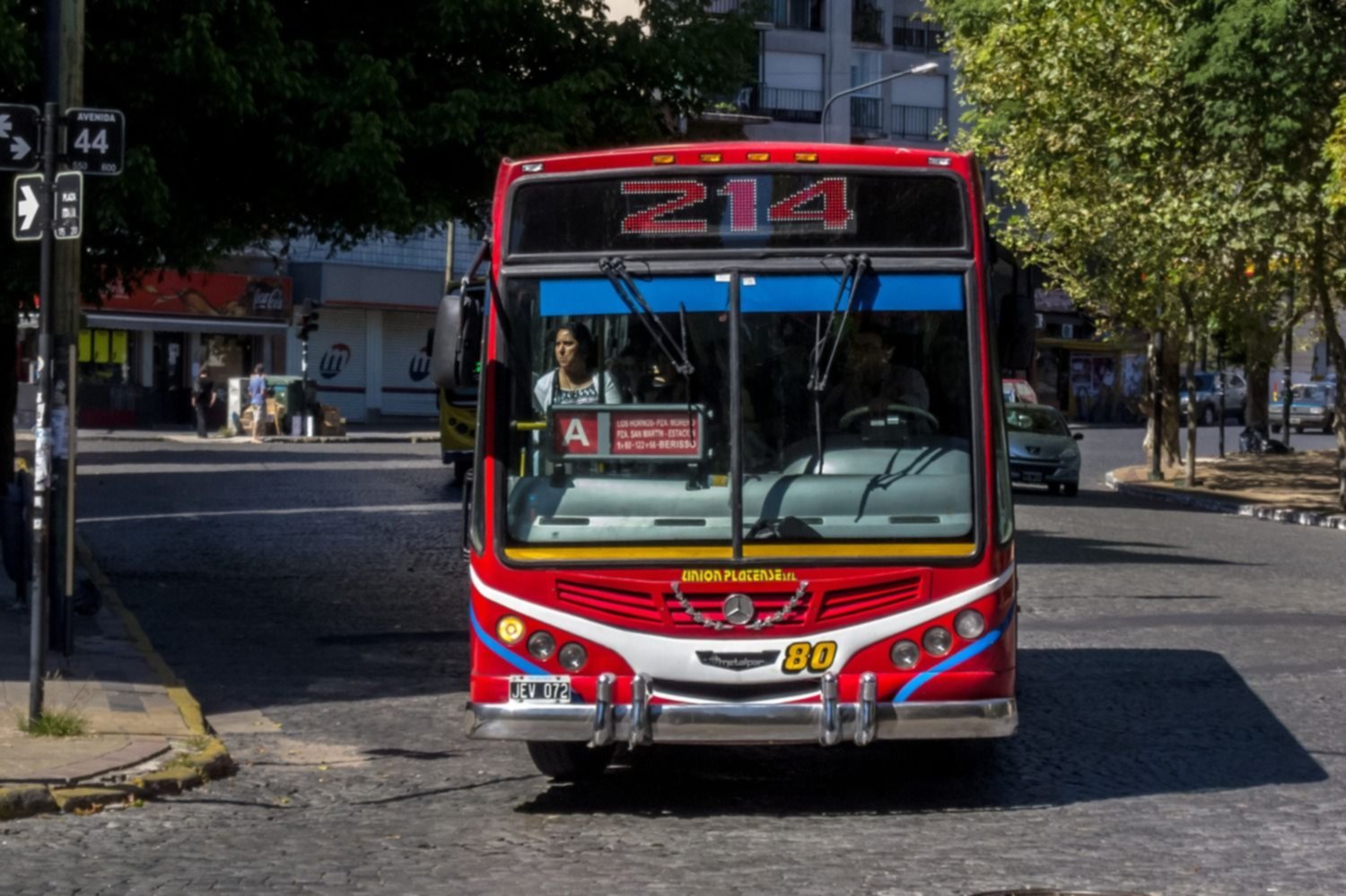 La empresa Unión Platense anunció que dos ramales de la línea 214 cambiarán de recorrido