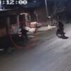 VIDEO: Delincuentes le robaron la moto a un hombre a punta de pistola en La Plata