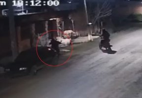 VIDEO: Delincuentes le robaron la moto a un hombre a punta de pistola en La Plata