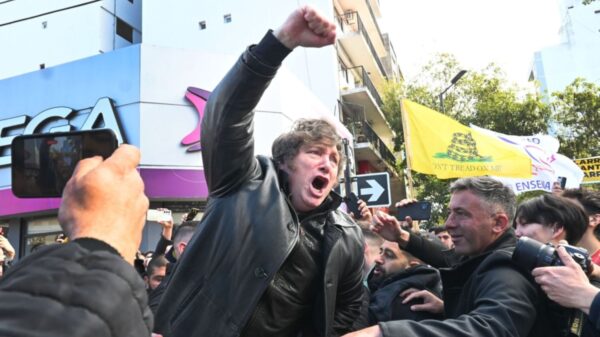 Milei llega a La Plata y recorrerá las calles de la ciudad en caravana junto a Piparo