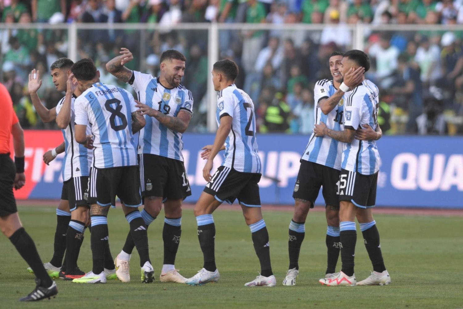 Argentina le ganó 3 a 0 a Bolivia en la altura de La Paz y lidera la Eliminatoria