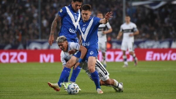 Vélez derrota al Lobo en el Bosque y lo complica cada vez más con el descenso