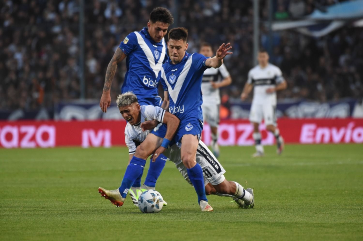 Vélez derrota al Lobo en el Bosque y lo complica cada vez más con el descenso