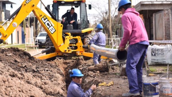 Avanza la colocación de cloacas para más de 2.500 vecinos de Altos de San Lorenzo