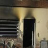 Un hombre asesinó a su mujer y causó serias quemaduras a su hijo al incendiar la casa