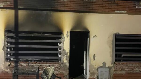 Un hombre asesinó a su mujer y causó serias quemaduras a su hijo al incendiar la casa