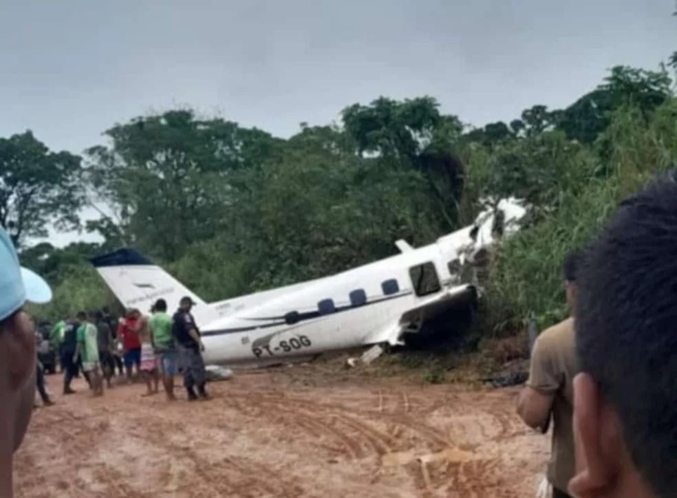 Murieron 14 personas al caer un avión que iba a una excursión de pesca