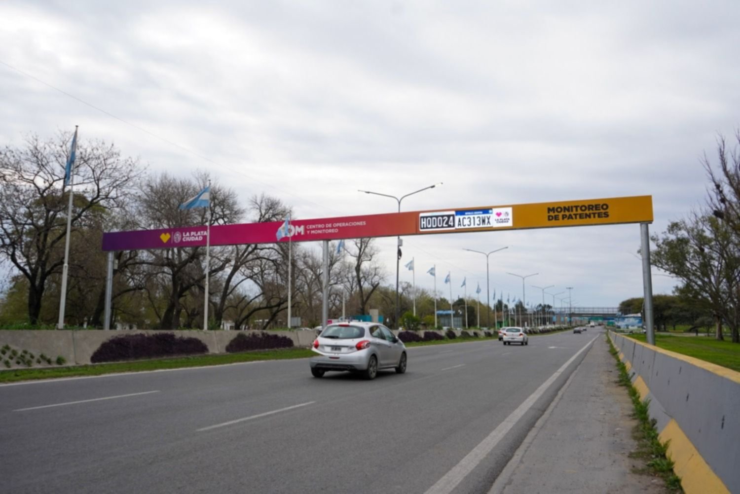 Ya funciona el lector de patentes en uno de los accesos a La Plata de mayor tránsito