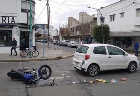 Grave accidente en Berisso: un motociclista chocó contra un auto y sufrió graves heridas