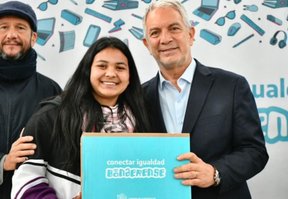 Entregaron más de 100 netbooks a estudiantes secundarios de La Plata