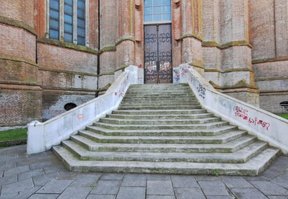 Vandalizaron con aerosol históricas puertas de la Catedral de La Plata