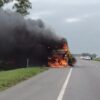 Pánico en un micro lleno de pasajeros que se incendió en la Ruta 2