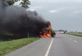 Pánico en un micro lleno de pasajeros que se incendió en la Ruta 2