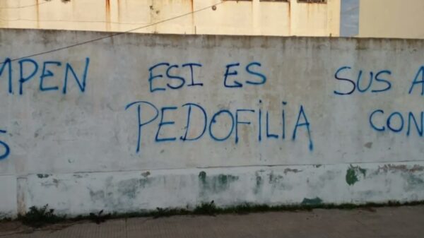 Escuelas de La Plata fueron vandalizadas con las paredes pintadas en contra de la Ley ESI