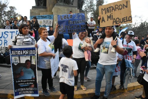 Un año de la muerte de “Lolo” Regueiro: familiares e hinchas se reunieron en el Monumento del Bosque para pedir justicia