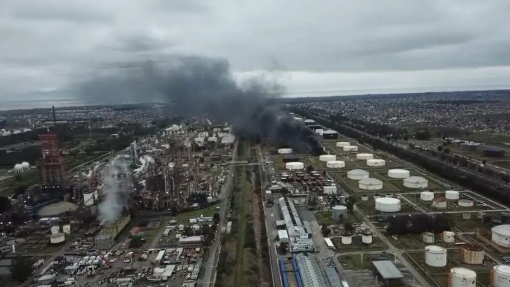 Así se vio el incendio en la Refinería de YPF desde el aire – Radio La ...