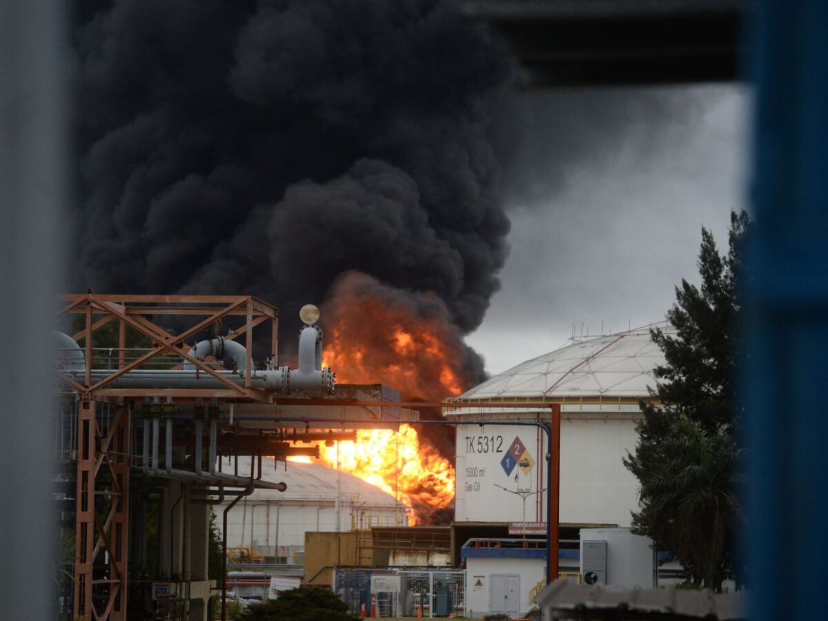 Los detalles del megaoperativo para apagar el incendio en YPF – Radio La  Plata