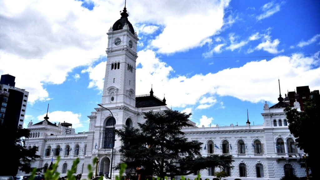 Nuevo aumento para los empleados municipales de La Plata ¿De cuánto es ...
